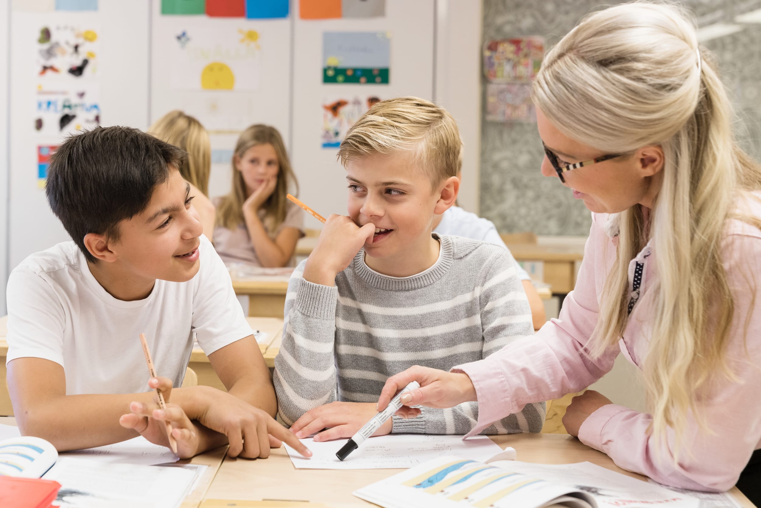 Lærer og elever i et klasserom.